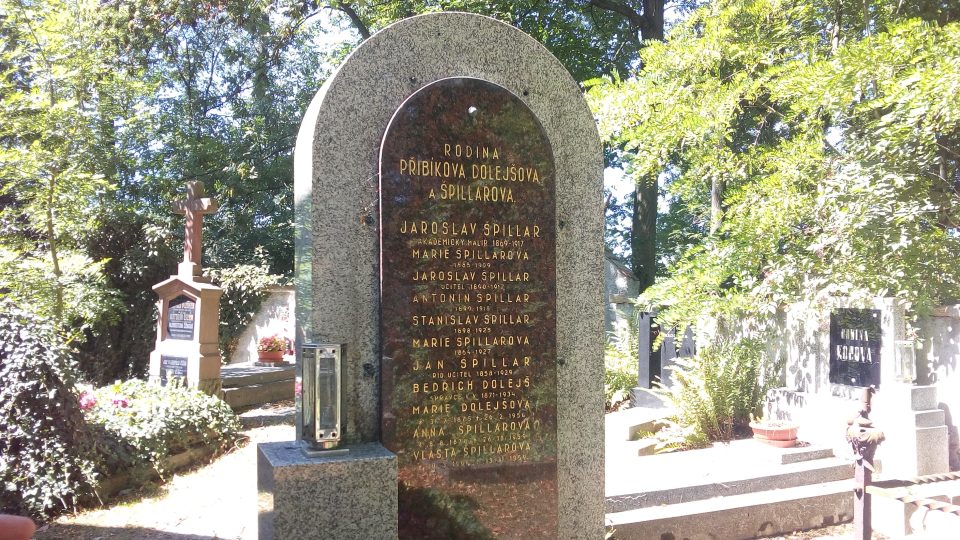 Pomník Jaroslava Špillara na hřbitově ve Šťáhlavech u Plzně