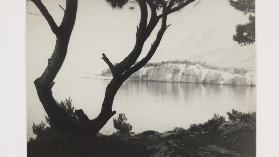 Lucia Moholy, Jugoslávie, 1932. Černobílá fotografie, 16,5 × 21,5 cm