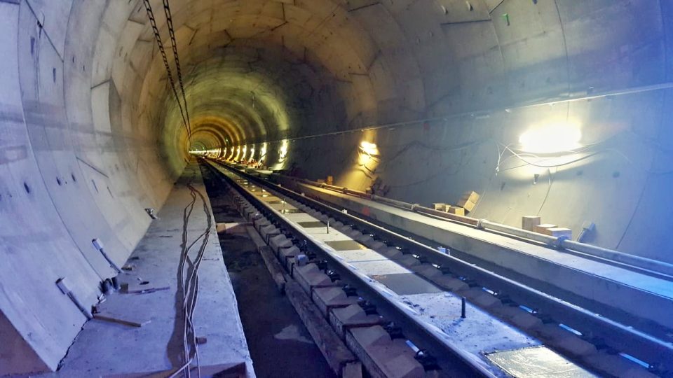 Nedaleko Plzně finišuje po pěti letech stavba dosud nejdelšího železničního tunelu v Česku. Vlaky mezi Rokycany a Plzní se v budoucnu na pár minut ztratí z povrchu a 4150 metrů pojedou pod vrchy Chlum a Homolka