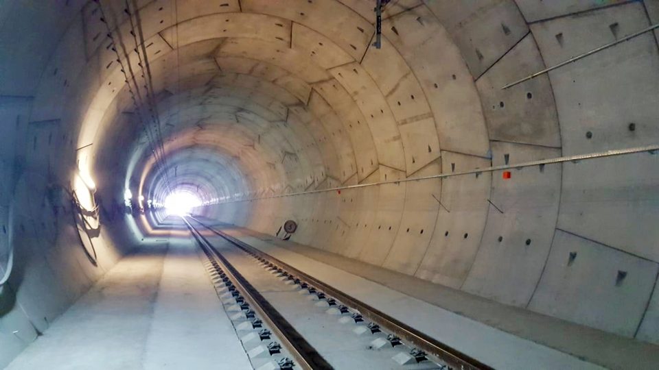 Nedaleko Plzně finišuje po pěti letech stavba dosud nejdelšího železničního tunelu v Česku. Vlaky mezi Rokycany a Plzní se v budoucnu na pár minut ztratí z povrchu a 4150 metrů pojedou pod vrchy Chlum a Homolka