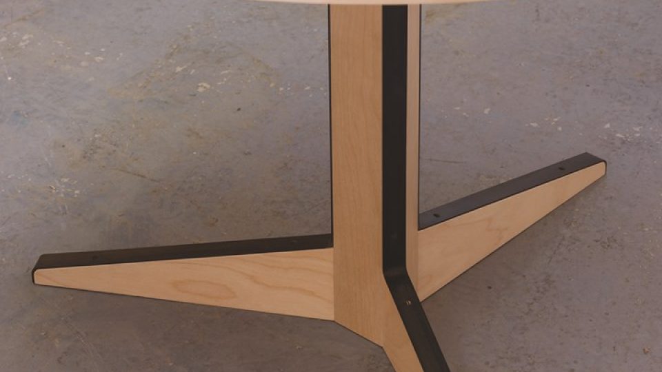 Dvojice staronových stolů od Marcela Breuera pro značku Isokon Plus