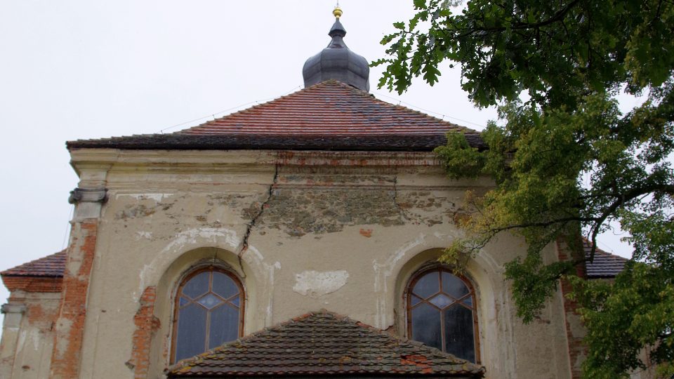 Zchátralý kostel sv. Barbory ve Všekarech na Domažlicku