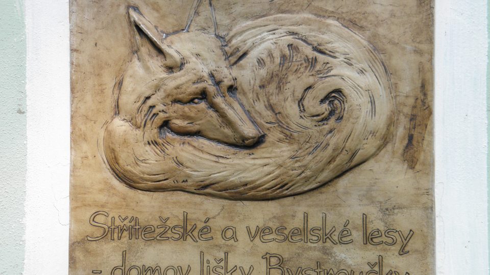 Liška Bystrouška má na hájovně na Střítěži i svou pamětní desku