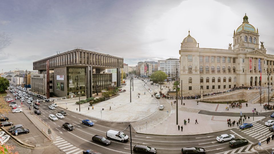 Současné řešení prostoru s přípravou na prodloužení tramvajové tratě z Vinohrad a novým dlážděným povrchem propojujícím celý prostor mezi budovami, 2019