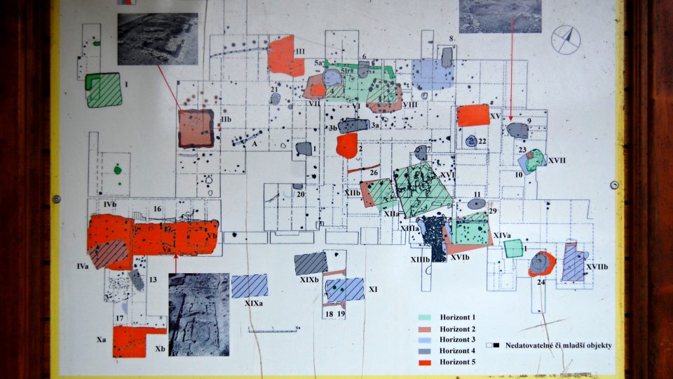 Podoba archeologických odkryvů akropole na vrchu Hradiště (informační panel)