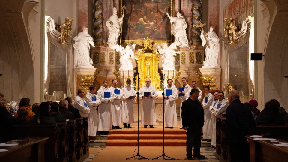 Santini 300. Koncert v bazilice Nanebevzetí Panny Marie a sv. Mikuláše ve Žďáru nad Sázavou, vystoupila Svatomichalská gregoriánská schola a varhaník Pavel Černý