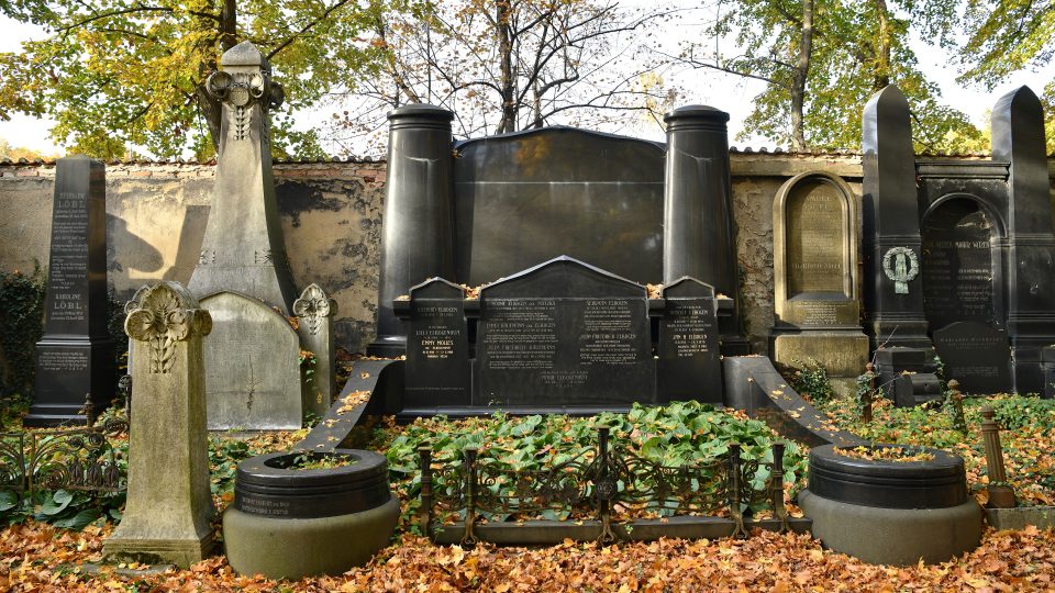 U severní zdi vedle sebe stojí velké náhrobky rodiny Nathana Robitschka (vlevo) a Friedricha Elbogena