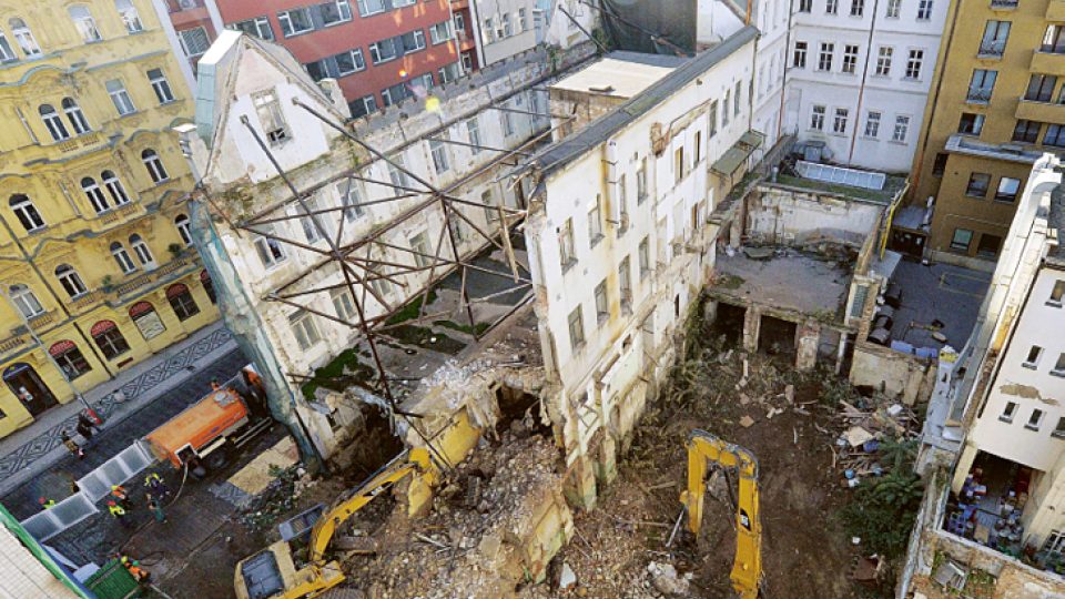 Ukázka z publikace ZBOŘENO. Demolice bývalé Pražské akciové tiskárny v pohledu z budovy ČTK, 2013 | foto: Michal Doležal, Nakladatelství Paseka Ukázka z publikace ZBOŘENO. Demolice bývalé Pražské akciové tiskárny v pohledu z budovy ČTK, 2013