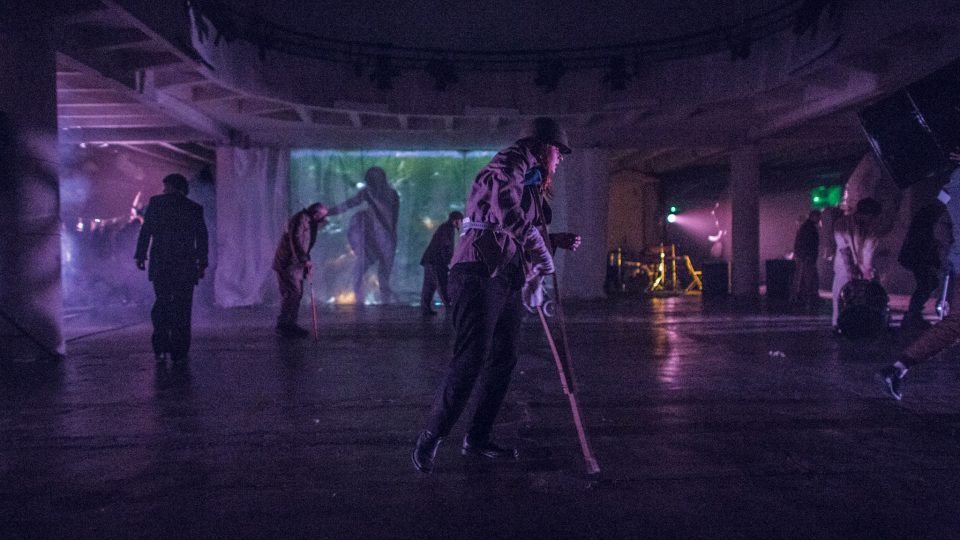 Fotografie z inscenace Stopy zbloudilých Petera Handkeho