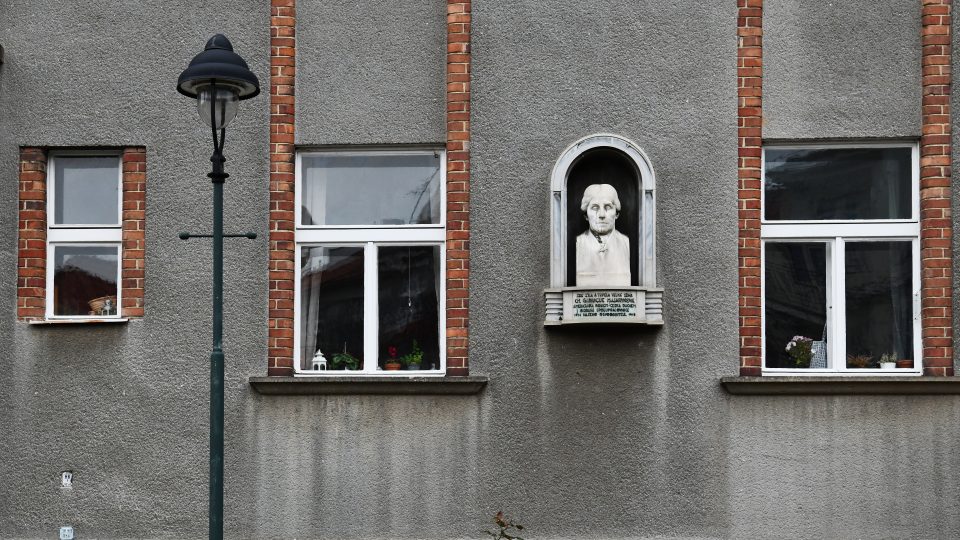 Američanka rodem, Češka duchem. Průčelí Grohova domu zdobí busta Charlotty Garrigue Masarykové