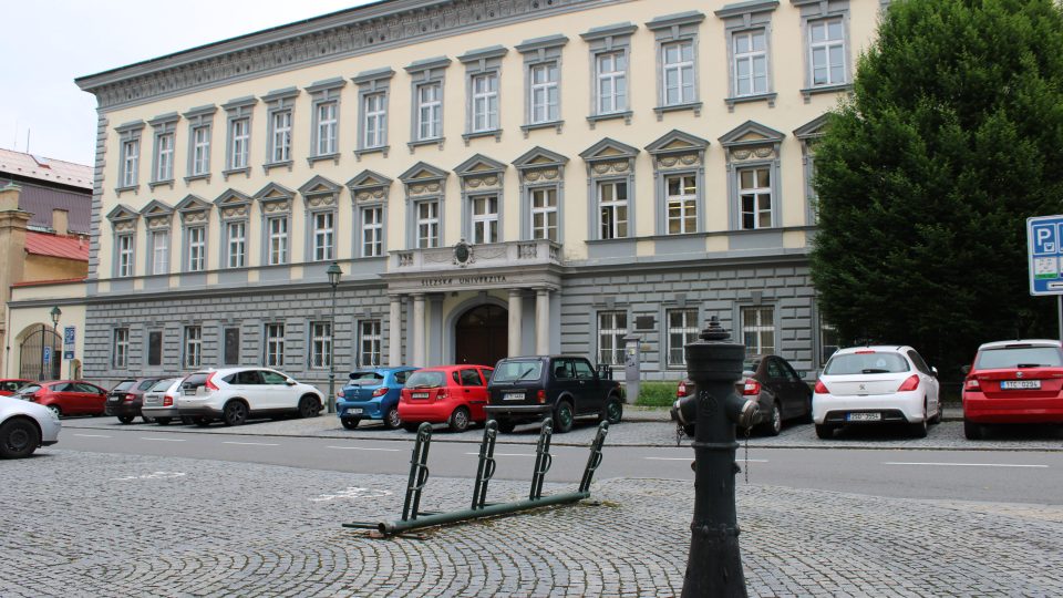 Sídlo slezské zemské vlády z roku 1874 (vlevo), dnes Slezská univerzita
