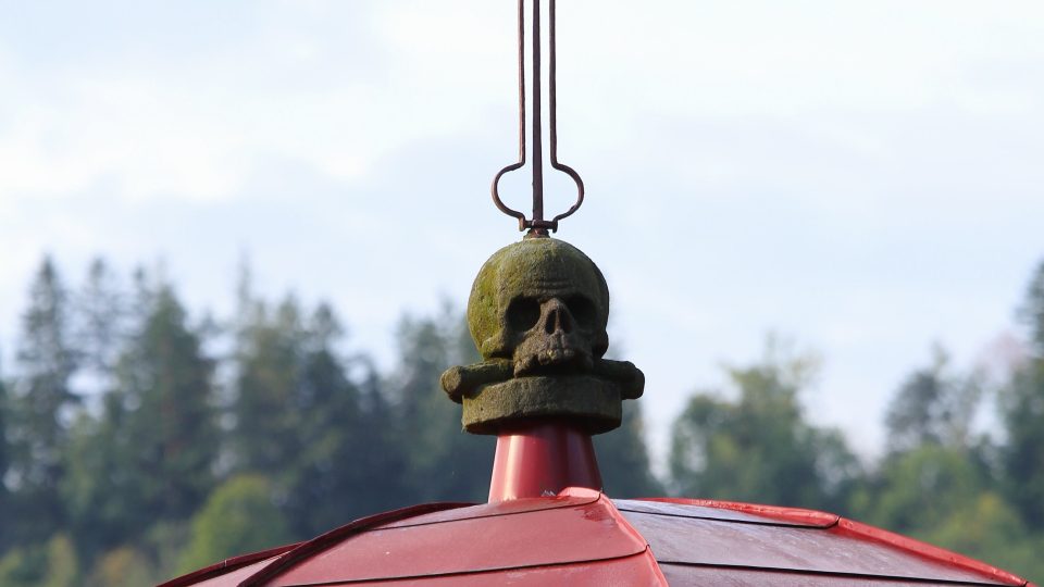 Jablonec nad Jizerou, lebka na barokní hřbitovní kapli, příběh lebky v pořadu vypráví pan farář Ivo Kvapil