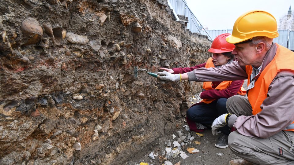 Terénní archeolog Petr Starec při práci na Václavském náměstí v Praze