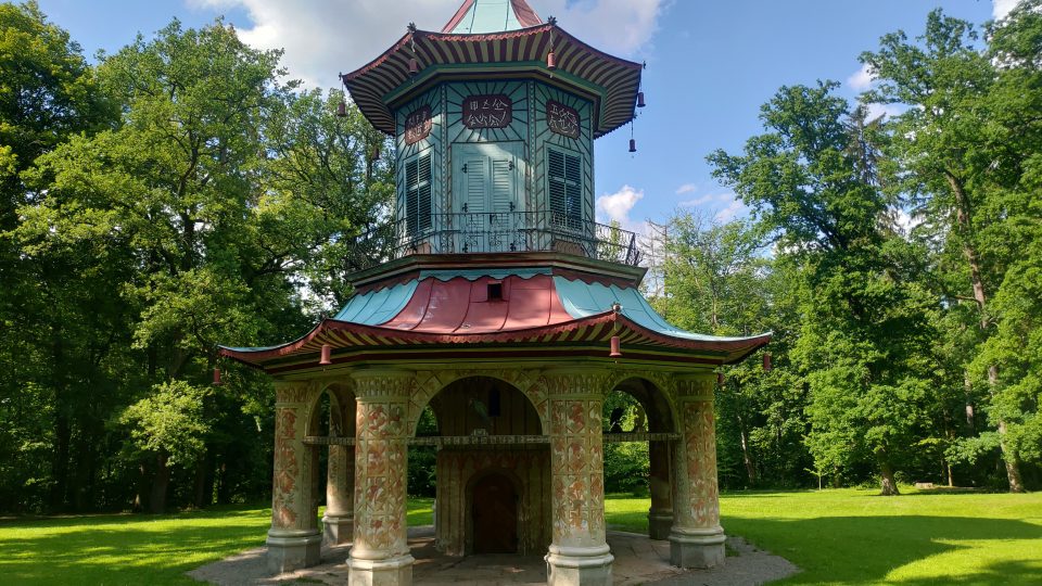 Čínský pavilon v české přírodě působí, jako by na mýtině přistál talíř UFO. Po revoluci byl obnoven, je však terčem vandalů