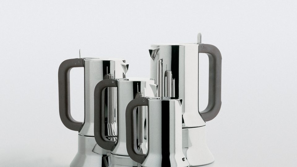 Jeden z Alessi ikonických předmětů – 9090 espresso kávovar, design Richard Sapper