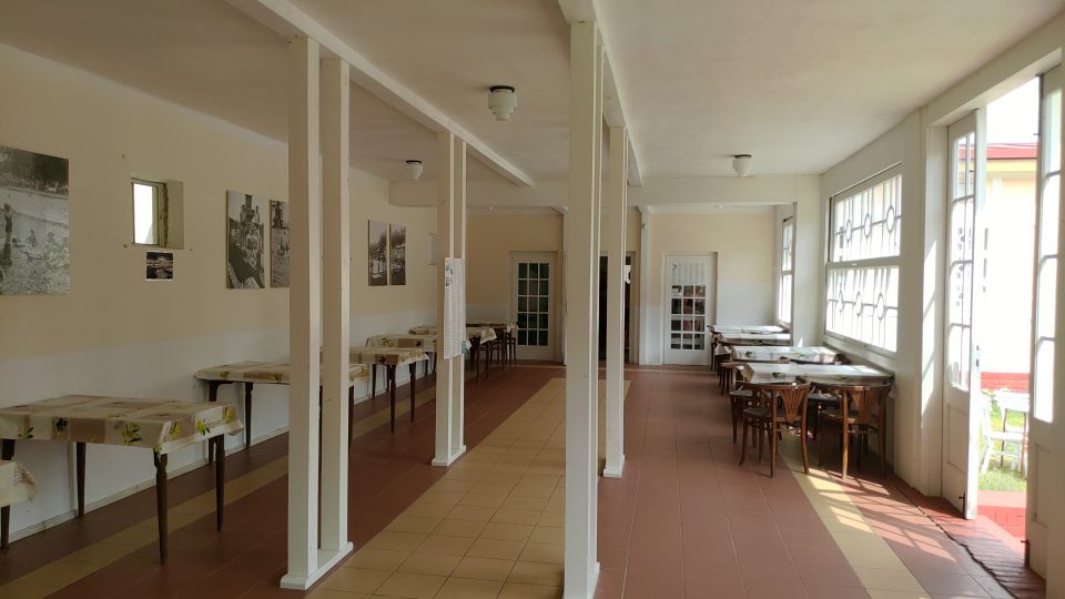 Na zdech v zakrytém křídle visí velké fotografie z první republiky. Poskytl je ze své sbírky předseda místního spolku Jiří Říha | foto: Kateřina Havránková, Český rozhlas Na zdech v zakrytém křídle visí velké fotografie z první republiky. Poskytl je ze své sbírky předseda místního spolku Jiří Říha