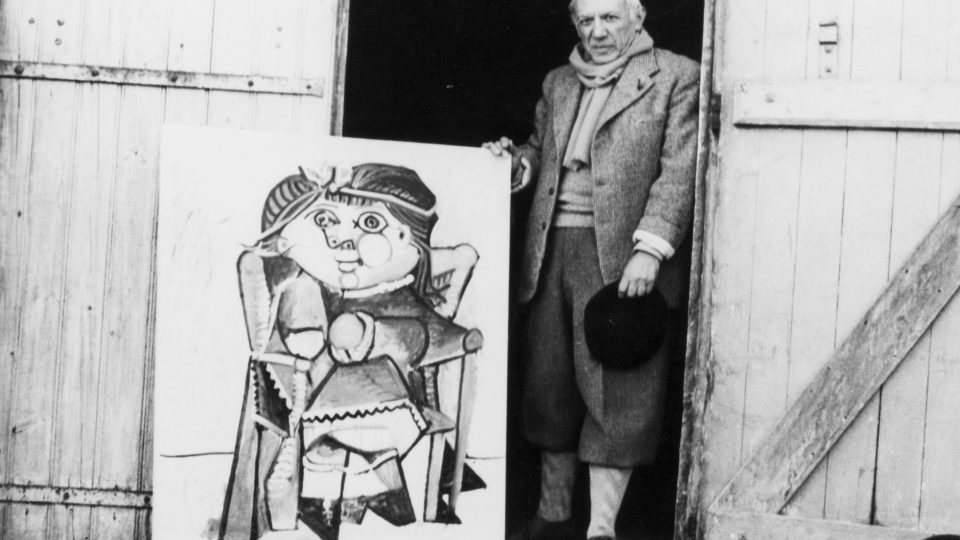 Pablo Picasso se svým dílem ve francouzském městě Antibes, 1951