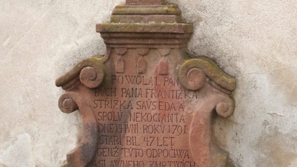 Náhrobník, kostel sv. Mikuláše v Horní Branné