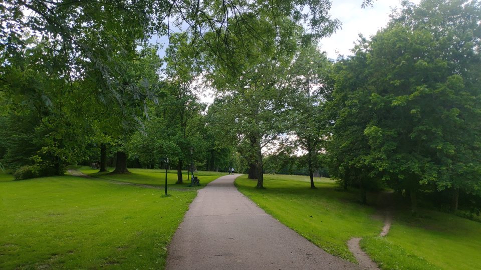 V parku mohou návštěvníci chodit i po nevyznačených stezkách a také si kdekoli udělat pohodlí na trávě