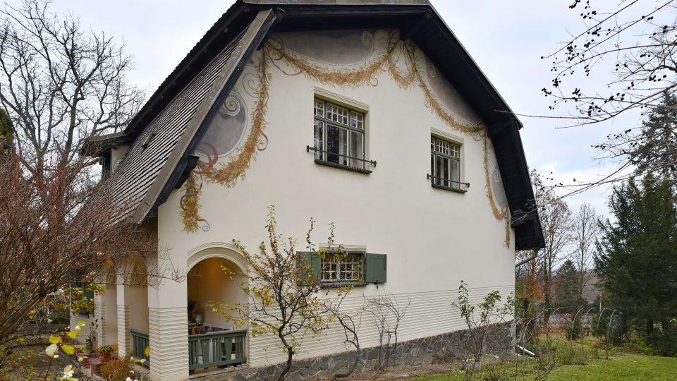 Ve vile Kotěra skloubil prvky anglické vilové architektury s tradiční lidovou českou tvorbou
