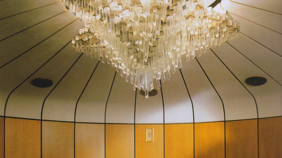 Hotel Praha, kruhové foyer kinosálu (Pavel Hlava), pěticípý lustr, 1980, sklo - Crystalex