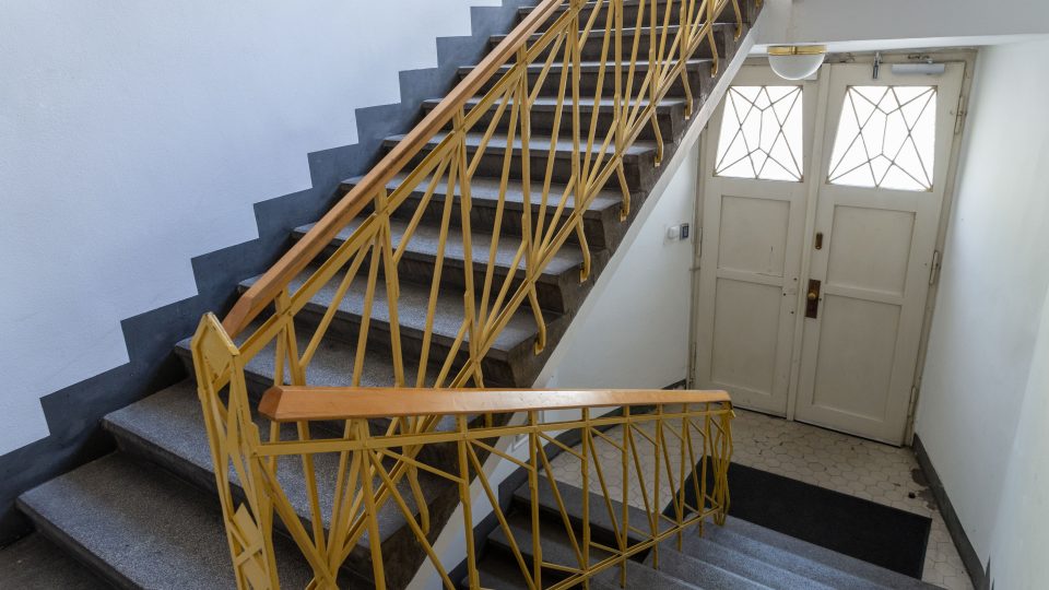 Kovařovicova vila, detail kubistických prvků v interiéru domu – schodiště