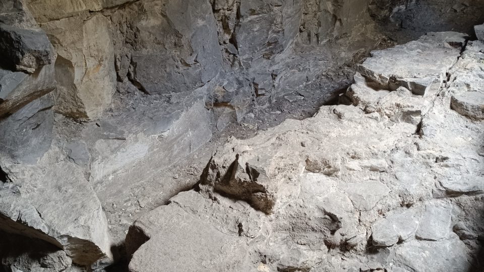 Základy a části nadzemního zdiva, západní krypta, pod 3. nádvořím Pražského hradu