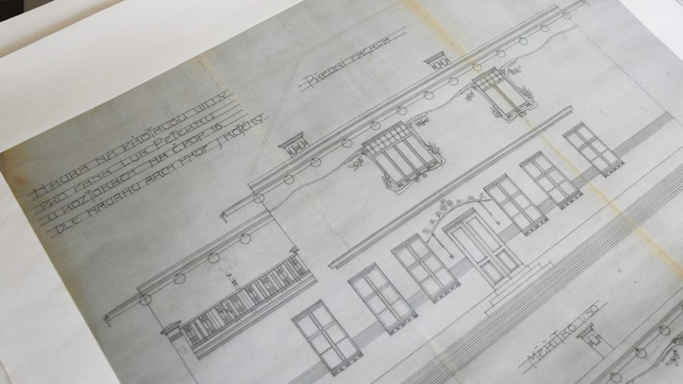 Kotěrovy plány přestavby původně přízemního domu pocházejí z roku 1902