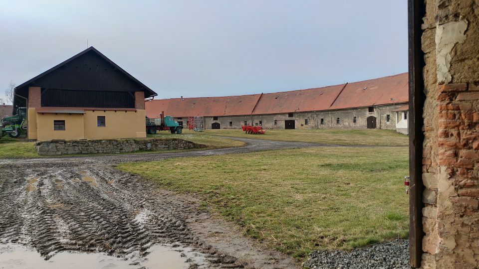 Fürstenberkové nechali postavit na Karlově budovu chlévů, ovčín, obytný dům a robustní stodolu o čtyřech mlatech