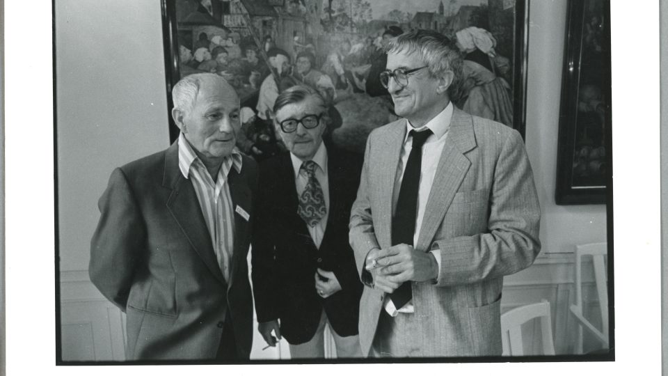 Zleva: Bohumil Hrabal, Ladislav Fuks a Vladimír Páral v létě roku 1987 na konferenci spisovatelů na zámku v Budmericích na Slovensku.