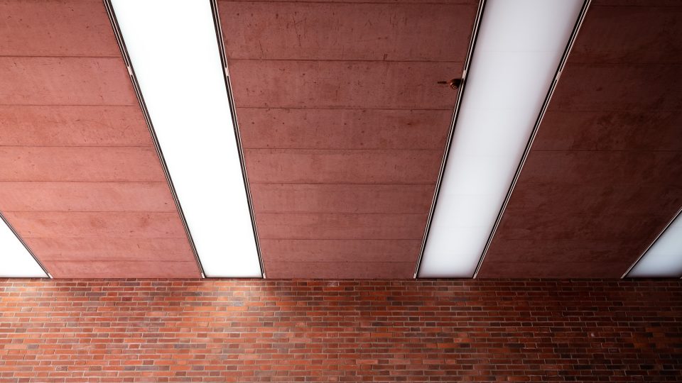 Galerie GAMPA má částečně průsvitný strop, který o patro výš slouží jako terasa