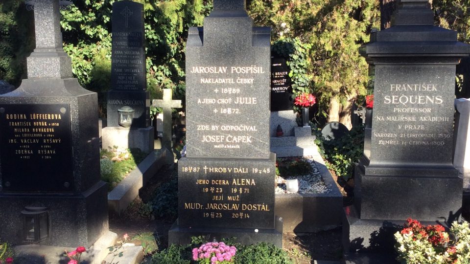 Vyšehradský hřbitov, v dáli hrob Josefa Čapka