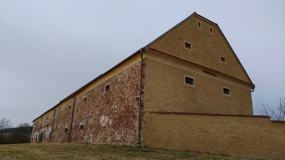 Rozlehlá sýpka na Karlově má jako jediná obdélný půdorys