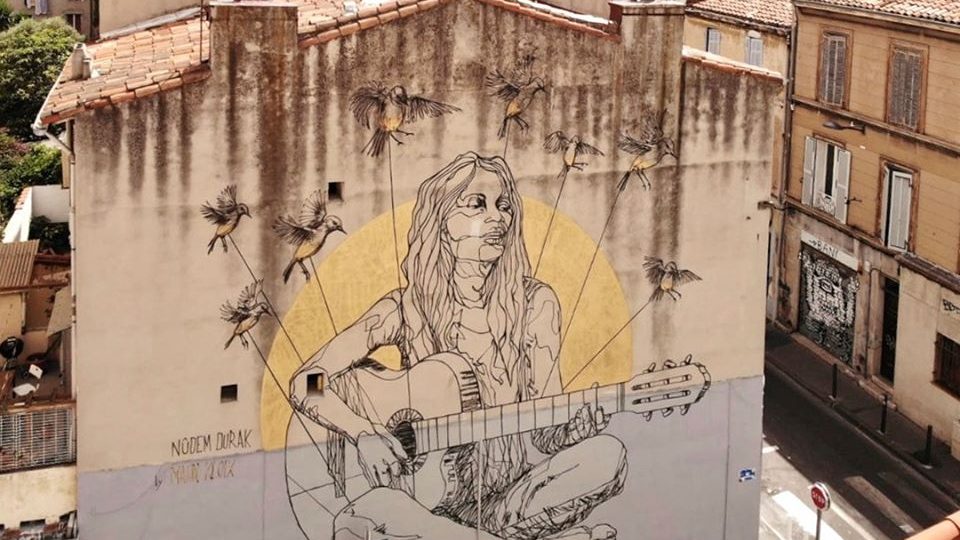 Mahn Kloix zasvětil svou poslední fresku kurdské zpěvačce Nûdem Durak