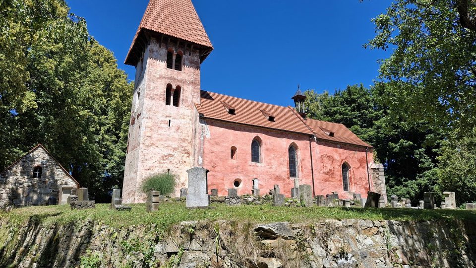 Kostel svatého Mikuláše v Boleticích je původně kostelcem, tedy opevněným kostelem | foto: Zdeněk Zajíček, Český rozhlas Kostel svatého Mikuláše v Boleticích je původně kostelcem, tedy opevněným kostelem