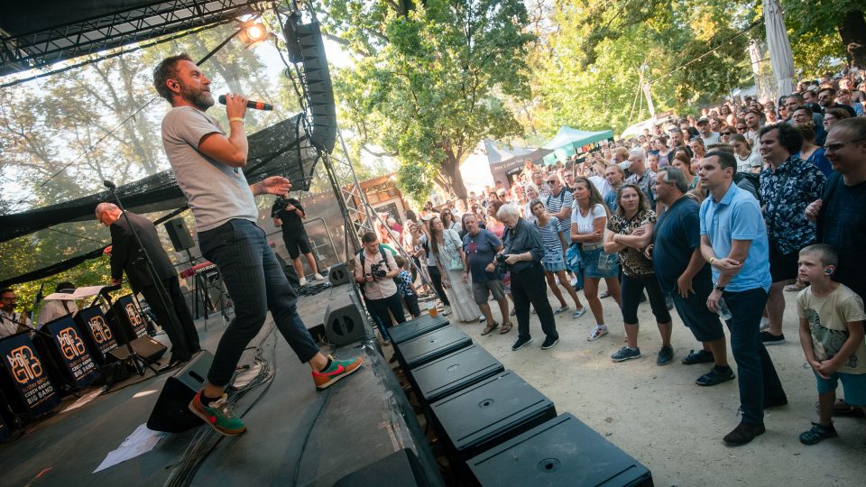 Stanice Vltava oslavila 50 let velkolepým koncertem na pražském Střeleckém ostrově. V doprovodu Big Bandu Gustava Broma vystoupili Dan Bárta, Milan Cais, Beata Hlavenková, Marta Kloučková, Never Sol a Ondřej Pivec