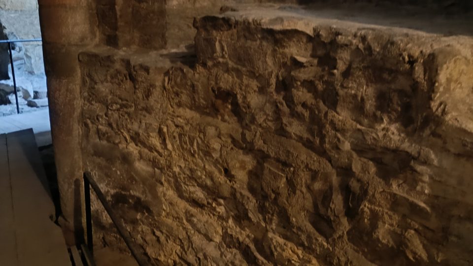 Základy a části nadzemního zdiva románské krypty, pod 3. nádvořím Pražského hradu