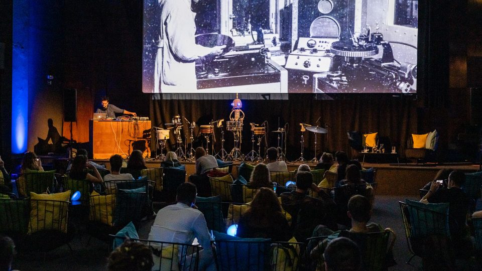 Floex s robotickým bubeníkem Josefem odehráli kreativní DJ set, jehož součástí byly nové i historické vltavské znělky