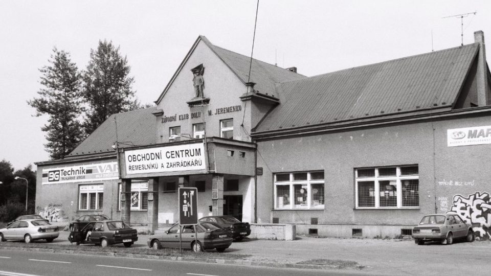 Závodní klub dolu M. Jeremenko se v průběhu let změnil v obchodní centrum. Foto z roku 1999