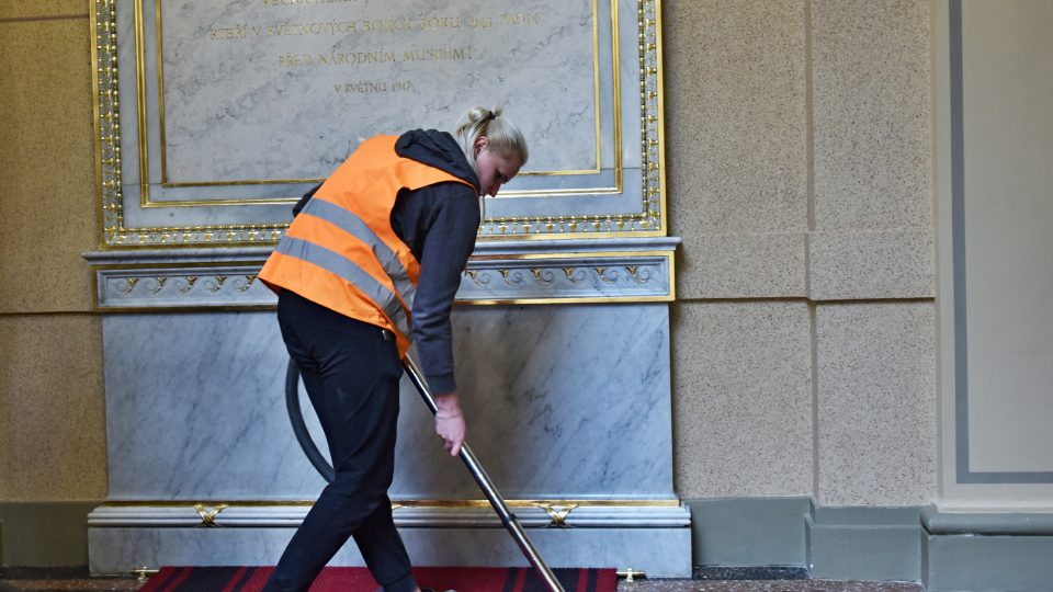 Historická budova Národního muzea je po rekonstrukci opět otevřená, finální úklid 