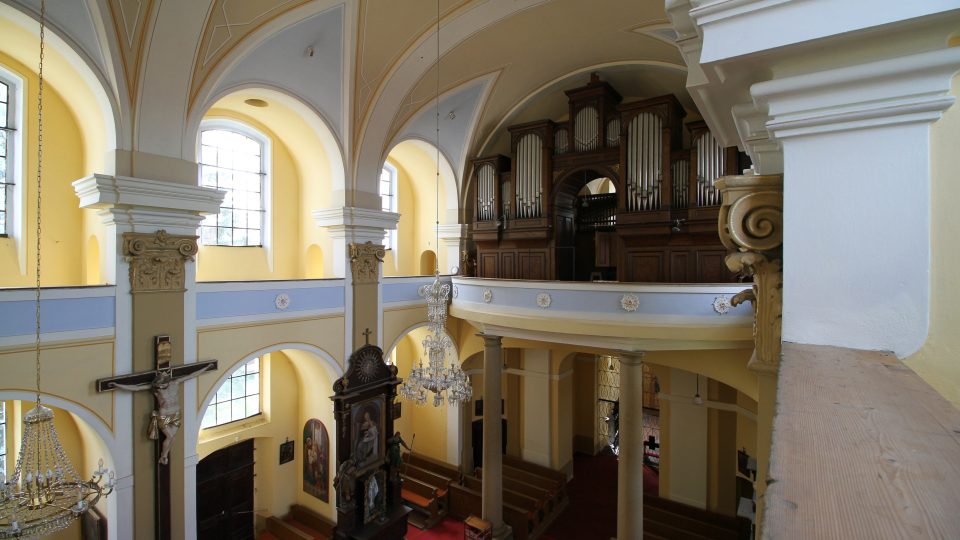 Vysoké n. Jizerou, kostel sv. Kateřiny, unikát varhan J. Predigera z 19. st., pozitiv je umístěn nahoře v oblouku, propojuje skříně manuálu a pedálu, obvykle bývá v zábradlí