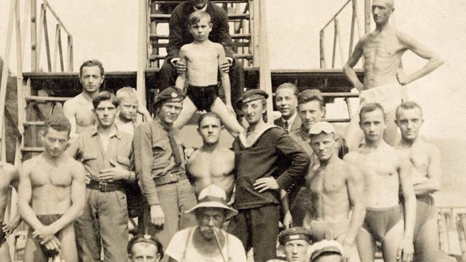 Skupinový snímek před skokanským můstkem na Vojenské plovarně