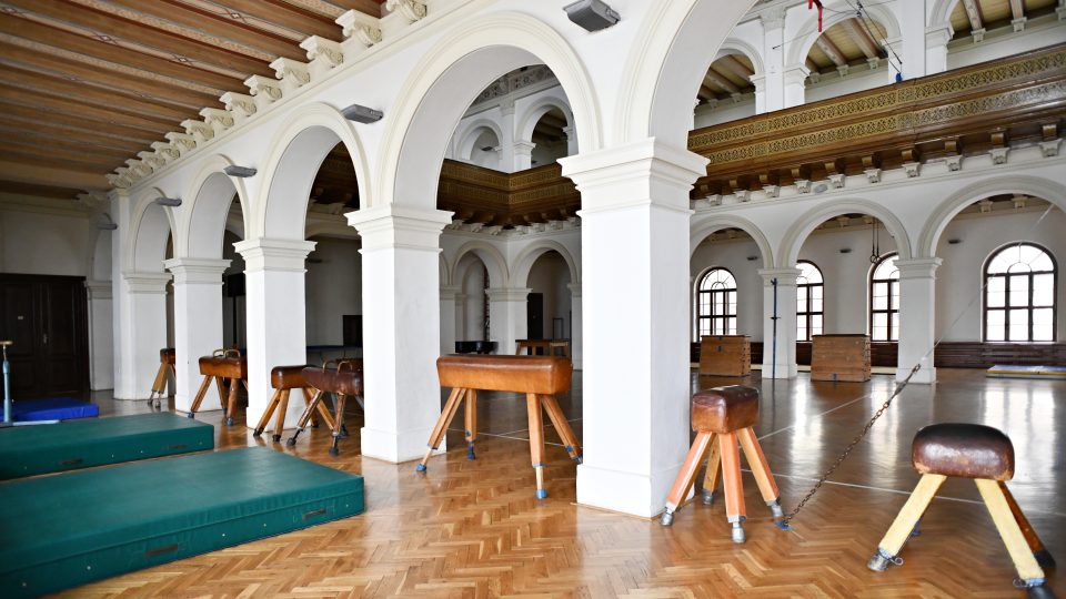 Sídlo Sokola Pražského v Praze. Po stranách cvičební plochy je 18 nosných pilířů vzájemně propojených klenbami