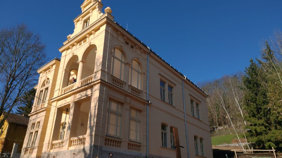 Město Roztoky opravuje jednu z dvou vil, kterou má ve svém majetku. Vila roky chátrala. Teď v ní bude školka