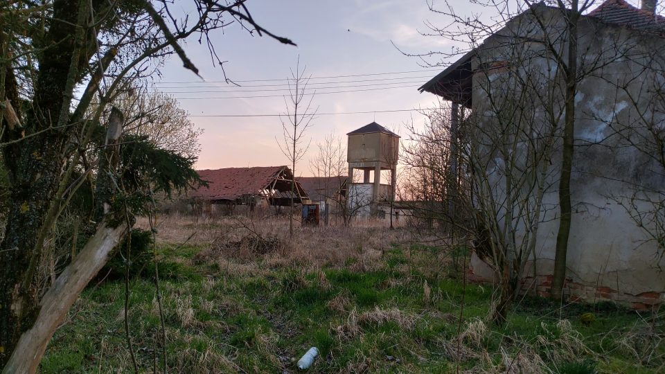 Dvůr získal jméno po synovi Karla Egona II. z Fürstenberka. Maxov byl systémem cest svázaný s ovčínem a novou vsí Nový Dům