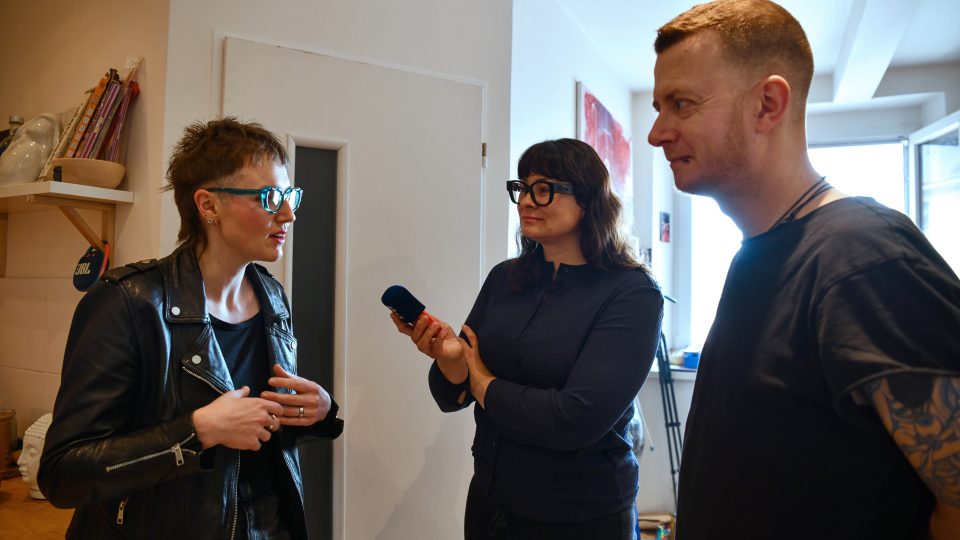 Reportérka Zuzana Filípková při rozhovoru v ateliéru Jakuba Königa a Marie König Dudziakové