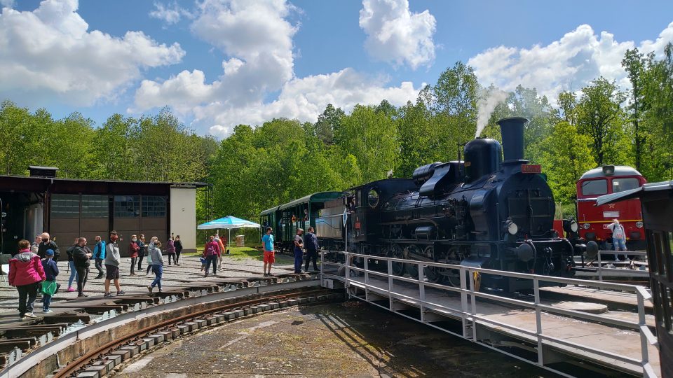 O projížďky vlakem, taženým párou, je tradičně velký zájem