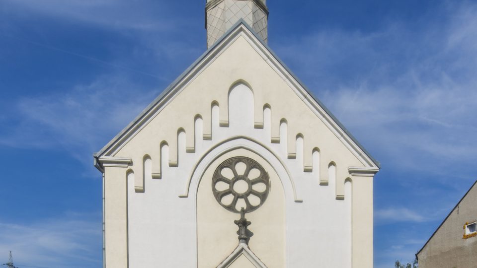 Evangelický Ježíšův kostel v Trmicích. Výjimečně dvoupatrový, nahrazuje i sborový dům, v přízemí se nachází obslužný prostor, v patře hlavní sál, vysvěcen 1906