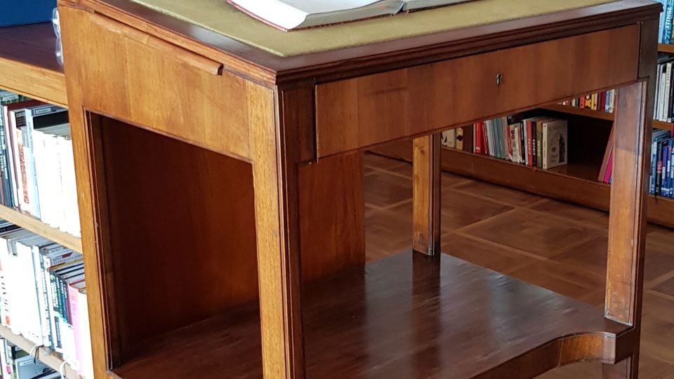 Masarykův čtecí stolek, u kterého rád četl a psal kvůli bolestem zad