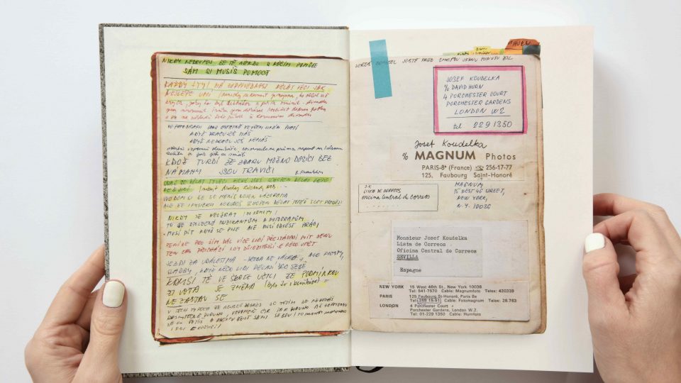 Josef Koudelka: Deníky.  Kniha přináší výběr textů z 68 deníků, které si fotograf Josef Koudelka vedl v průběhu posledních 51 let